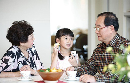 В китайском идет четкое разграничение в названиях родственников, например, дедушка по маме и по папе имеют разные названия.