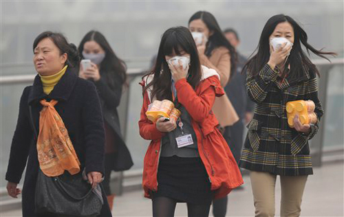 Плотный смог в городах Китая, вызванный загрязнением воздуха