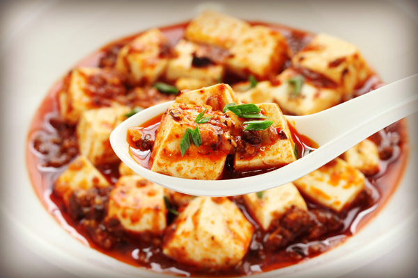 Знаменитое китайское блюдо – тофу с фаршем в томатном соусе и с красным перцем